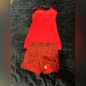 Lululemon size 2 top/4 boogie short roll down Fabric inner tags still attached